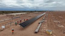 Avanza la construcción del Parque Solar El Quemado: se instaló con éxito la primera fila de paneles, conocida como ‘Golden Tracker’