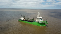 Tras aparición de hidrocarburos, Uruguay pidió información a Argentina por derogación de normativa sobre maniobras con sustancias contaminantes entre buques