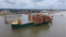 Brasil realiza una operación inédita de carga de barcazas rumbo a la Hidrovía Paraguay–Paraná