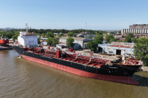 El petrolero PAULINO C realizó tareas de mantenimiento en Tandanor