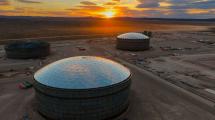 VMOS completó el montaje del segundo domo geodésico en Punta Colorada y avanza con su terminal exportadora