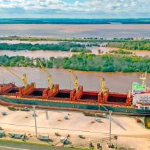 El puerto está cargando un buque con madera y el viernes llega otro para exportar harina de soja