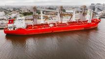 Puerto Quequén recibió al “Santiago I”, equipado con modernas velas de succión