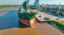 Concepción del Uruguay: avanza la exportación de alimento balanceado y se espera otro buque por madera