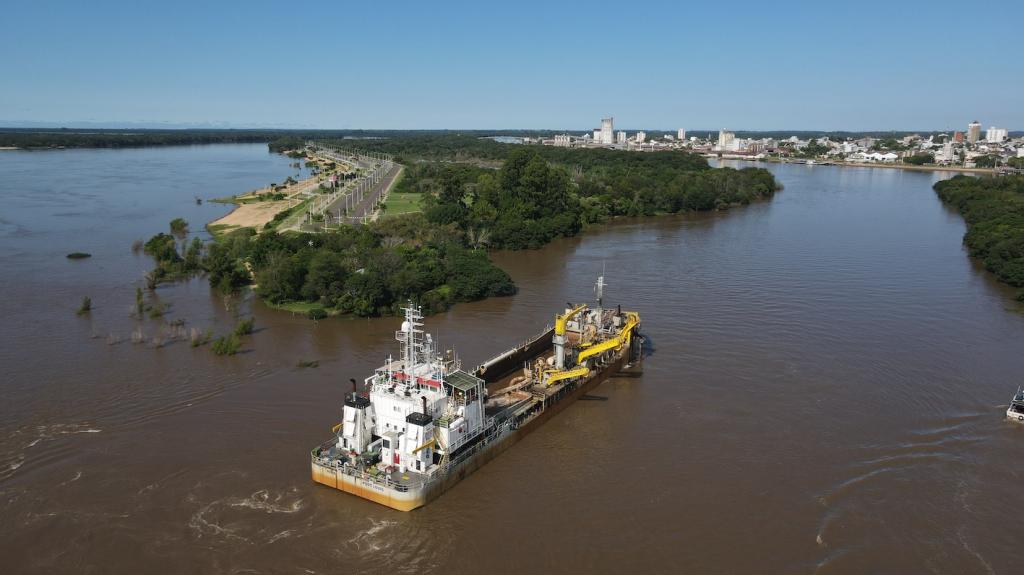Se realizan tareas de mantenimiento del dragado frente al puerto de Concepción del Uruguay