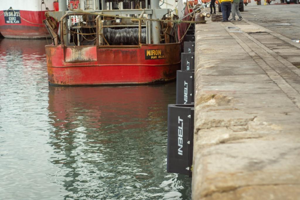 Avanza la colocación de defensas para muelles en el puerto de Mar del Plata