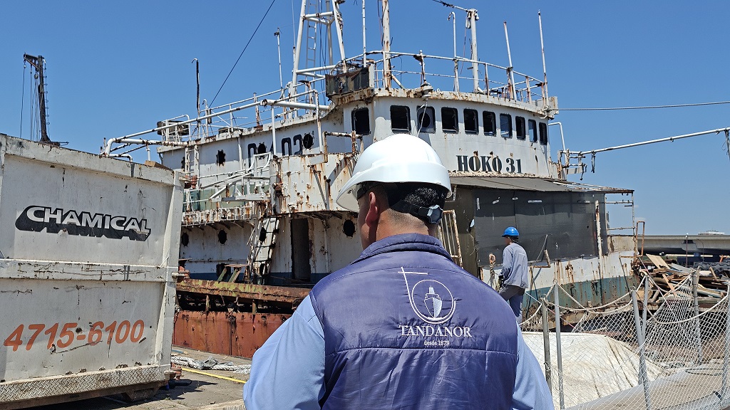 Autoridades de Tandanor y AGP inspeccionaron el avance del desguace del ex pesquero HOKO 31 en la Dársena Sur