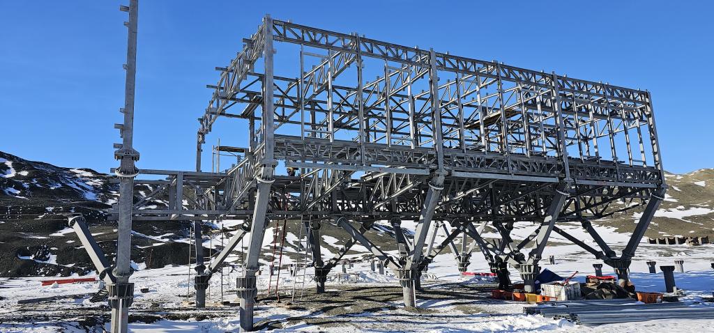 Finalizó el montaje estructural del Módulo II de la Base Antártica Conjunta Petrel