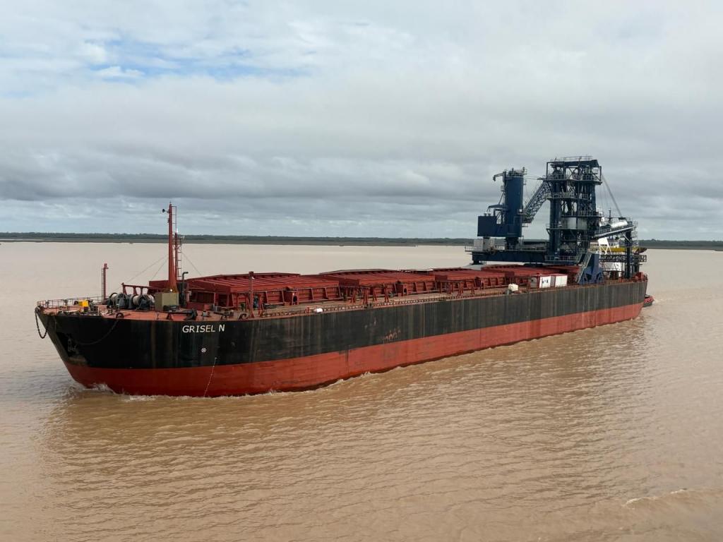 La barcaza Grisel N está entrando al Puerto de Buenos Aires