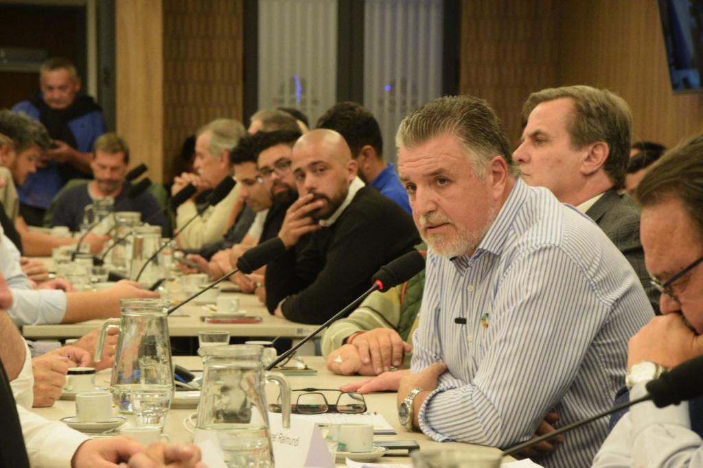 Moreno cruzó a legisladores por su ausencia en un encuentro clave sobre soberanía y Marina Mercante