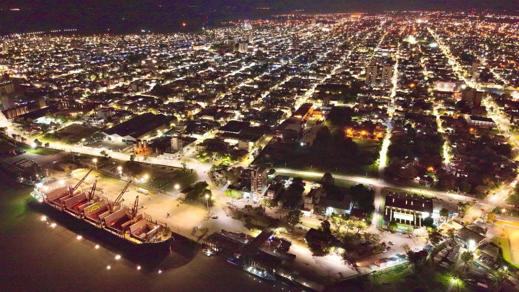 El Puerto estrena iluminación LED con la llegada de un nuevo Buque