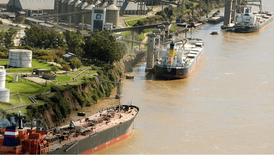 Los barcos hacen fila en el Gran Rosario: la soja argentina, en un mini “boom” exportador