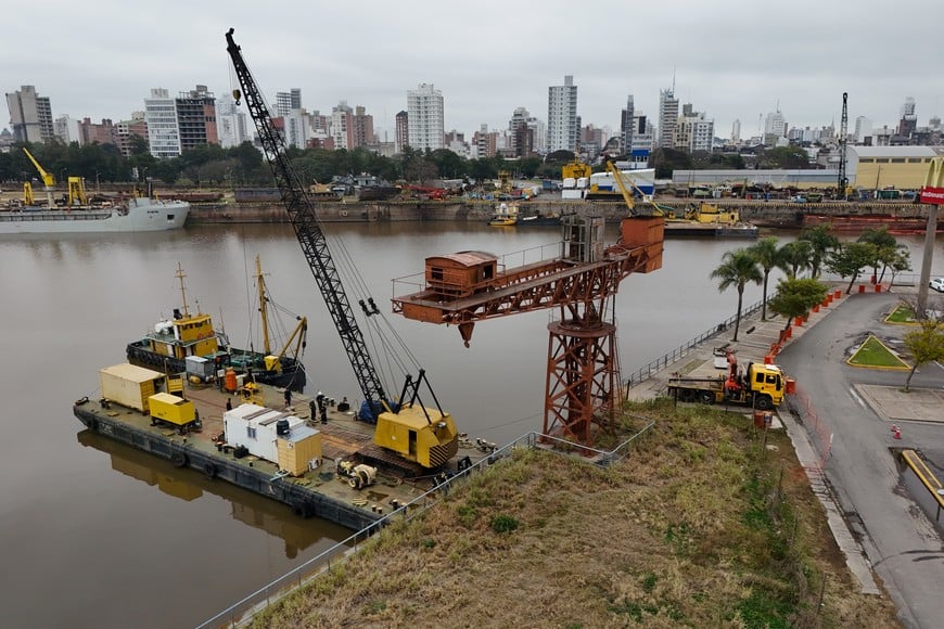Puerto de Santa Fe: Retiran una histórica grúa para preservar el patrimonio y aliviar la estructura portuaria