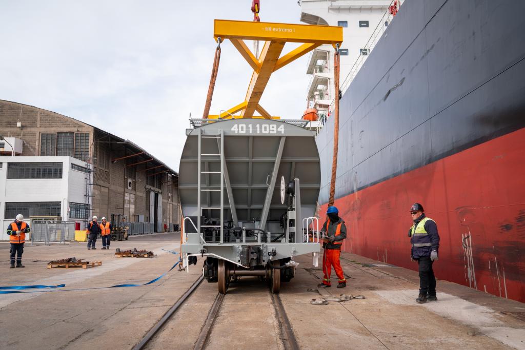 Arribó al puerto de Buenos Aires la segunda tanda de 90 tolvas cerealeras 0KM