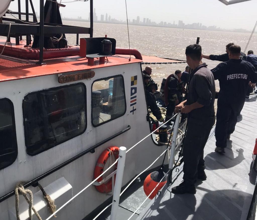 Prefectura rescató a dos personas de una embarcación en llamas