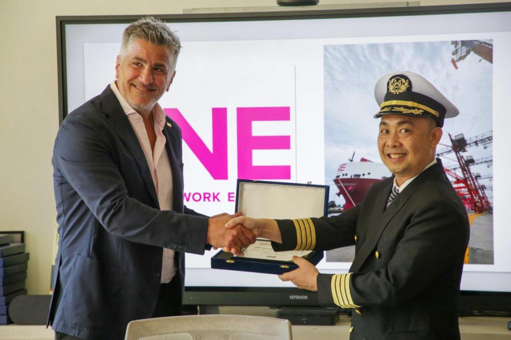 ONE celebra en Dock Sud la llegada del One Strength, su buque insignia para la descarbonización