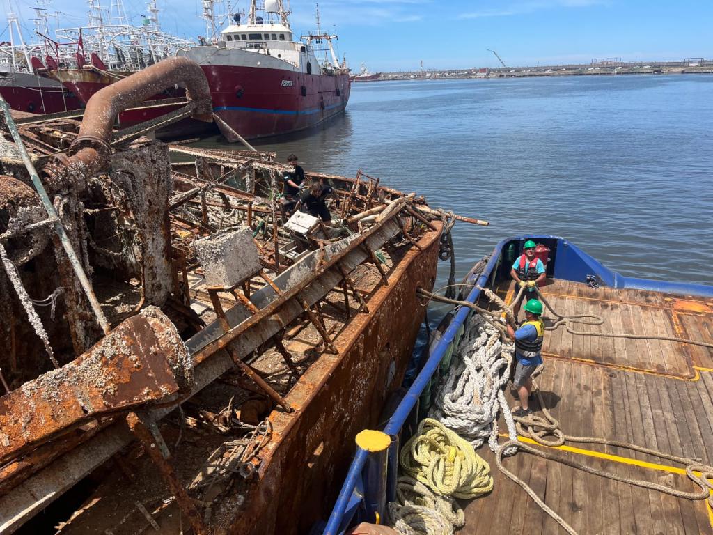 Con el envío a desguace del pesquero “Coral Azul” ya se recuperaron más de 1.400 metros de frente de amarre en el puerto
