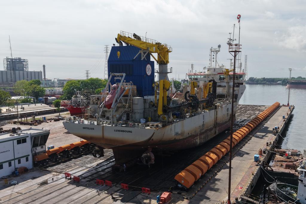 Avanzan las tareas de reparación de la draga Ortelius en grada II