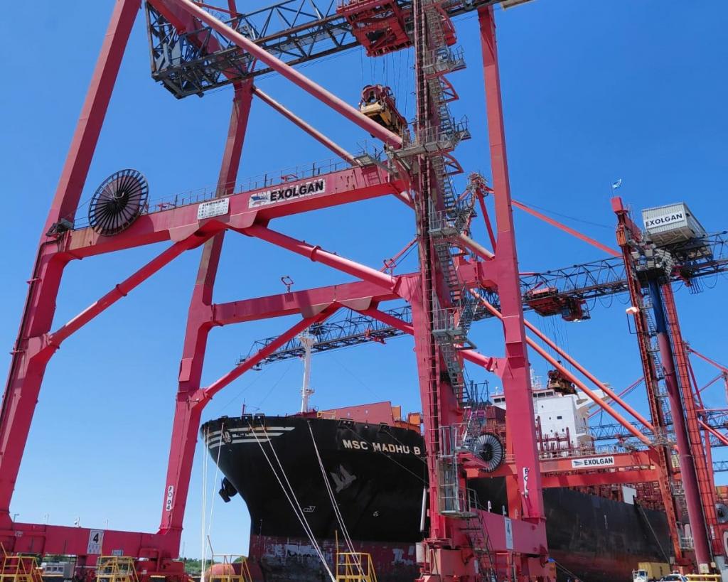 Exolgan a pleno: 6 grúas en acción para mover el buque MSC MADHU B y dos barcazas paraguayas