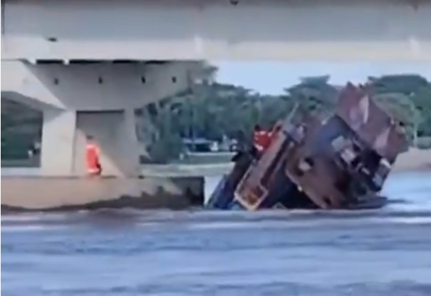 Internacionales: Un remolcador chocó contra el puente Guillermo Gaviria Correa en el río Magdalena