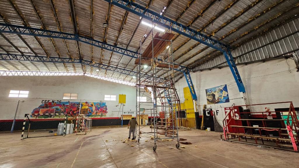 El Consorcio de Puerto Quequén colabora con la puesta en valor del gimnasio del CEF Nº 76 de Quequén