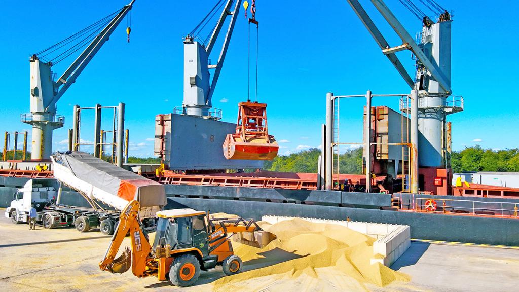 El puerto de Concepción del Uruguay suma embarques de graneles y madera, mientras se acopia maíz y arroz