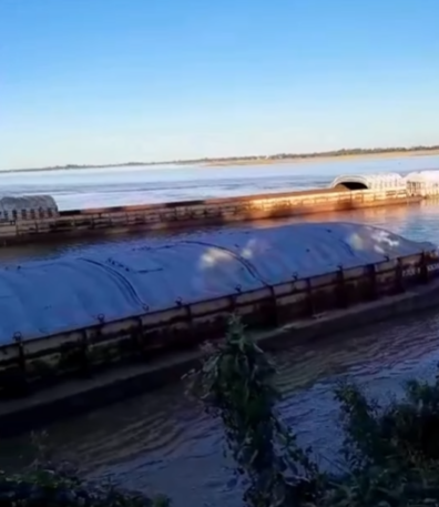 Alarma en la Hidrovía: 16 barcazas quedaron a la deriva en el río Paraná cerca de Isla del Cerrito