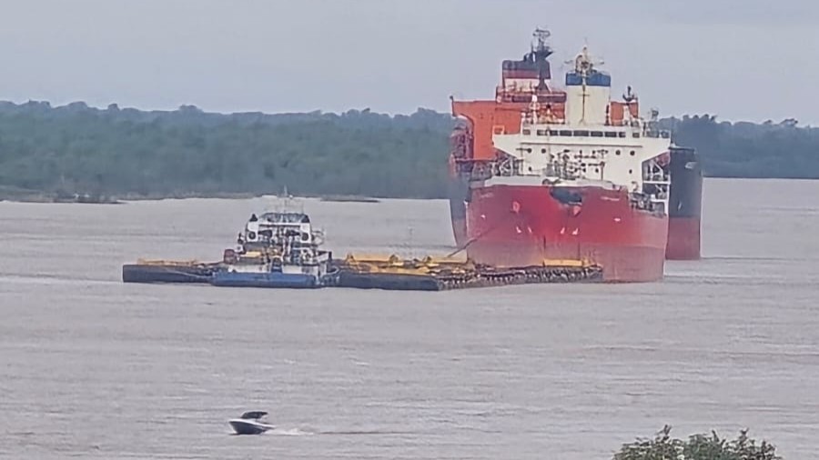Incidente en la Hidrovía: un convoy paraguayo impactó contra un buque fondeado frente a Rosario