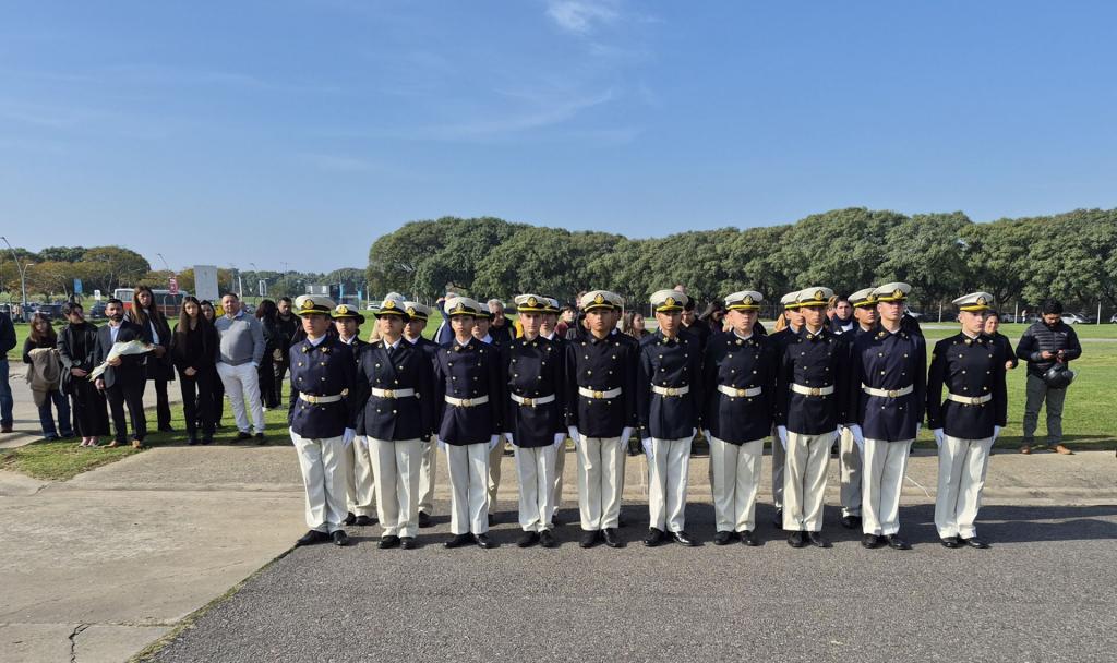 Se realizó la ceremonia de entrega de uniformes y cambio de abanderado en el Liceo Naval Militar “Almirante Guillermo Brown”