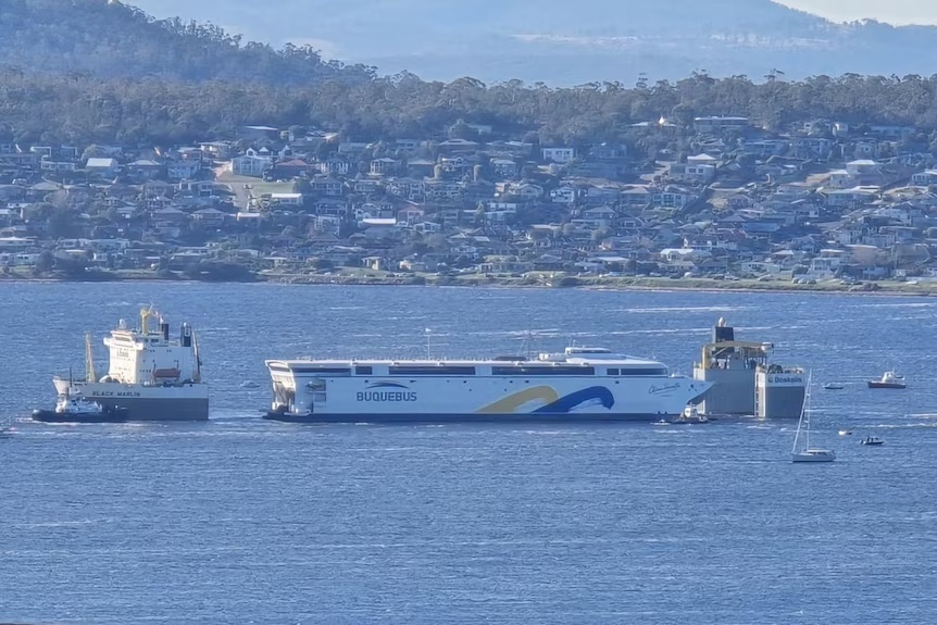 El China Zorrilla ya navega rumbo al Río de la Plata: comenzó el viaje del mayor ferry eléctrico del mundo