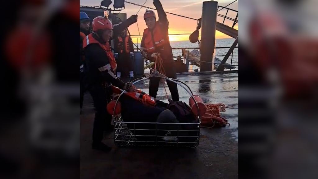 Operativo de aeroevacuación: Prefectura rescató de urgencia a un tripulante que sufrió una emergencia cardíaca en el mar