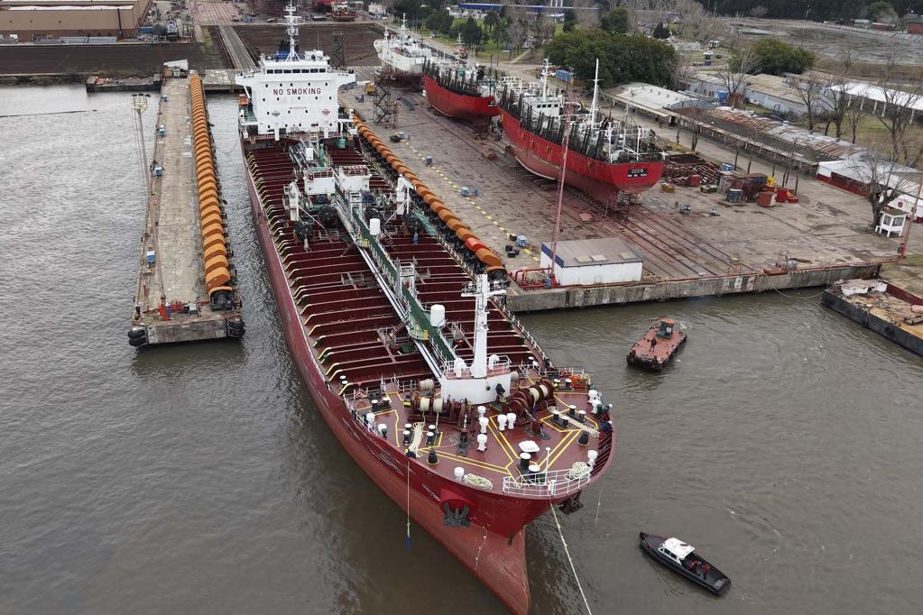 Un petrolero de más de 150 metros ingresó a Tandanor para realizar trabajos de reparación