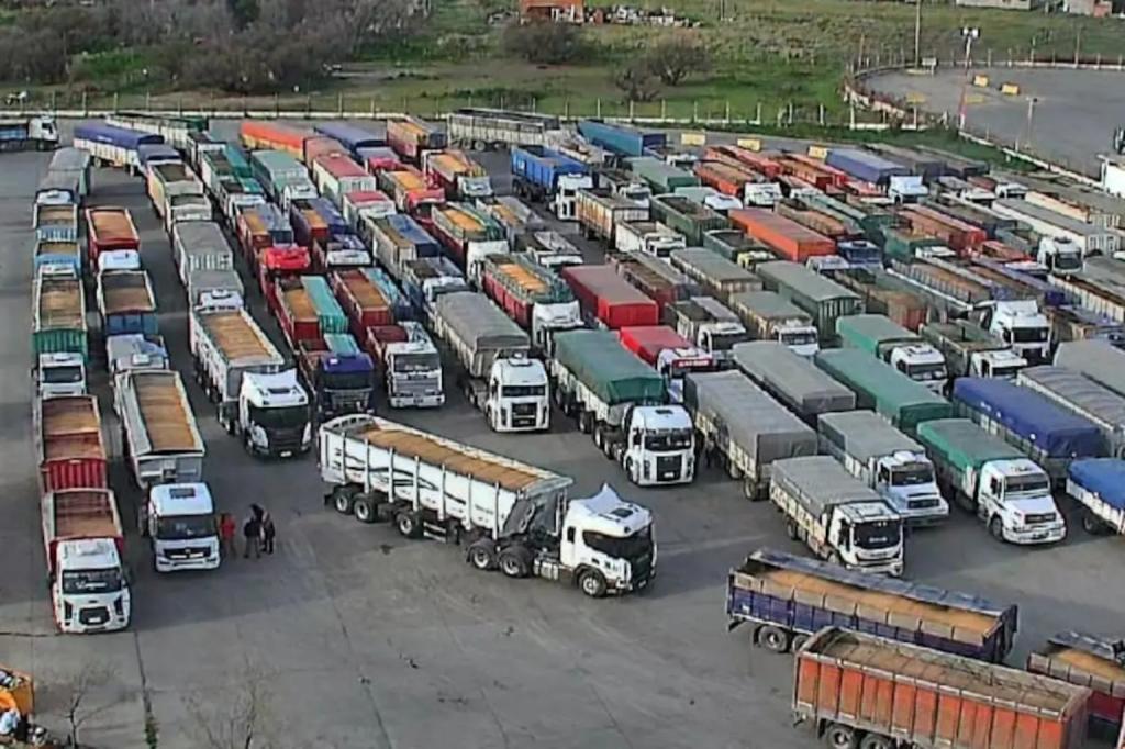 Conflicto en Bahía Blanca demora cientos de camiones y afecta la operatoria portuaria