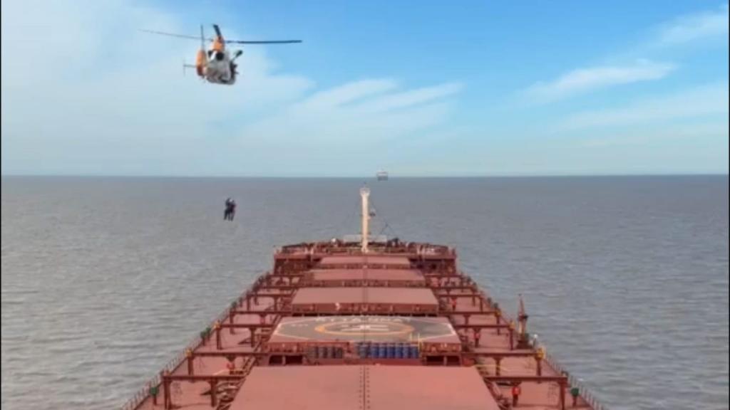 Emergencia en las aguas: Prefectura aeroevacuó a un tripulante enfermo de un buque de bandera liberiana