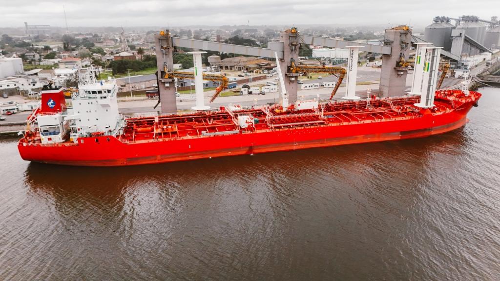 Puerto Quequén recibió al “Santiago I”, equipado con modernas velas de succión