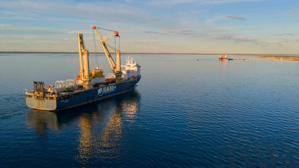 Llegaron a Río Negro las dos monoboyas del VMOS que permitirán operar con superpetroleros