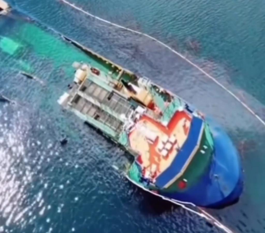 Un buque salmonero quedó semihundido en Chile con 161.000 litros de combustible a bordo