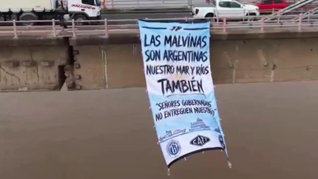 SICONARA desplegó una bandera en el puente General Belgrano y reclamó por el cabotaje nacional
