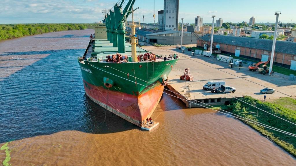 Concepción del Uruguay: avanza la exportación de alimento balanceado y se espera otro buque por madera